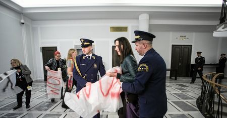 Marszałek Karczewski kazał wyrzucić z Senatu pięć kobiet
