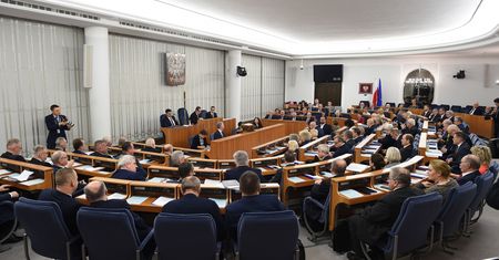 "Piękny jak wybraniec narodu". Zaskakujące wydatki w Senacie