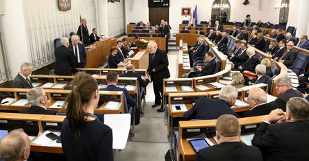 Gorąca debata nad ustawami o KRS i SN. Przed Senatem manifestanci blokują wyjazd