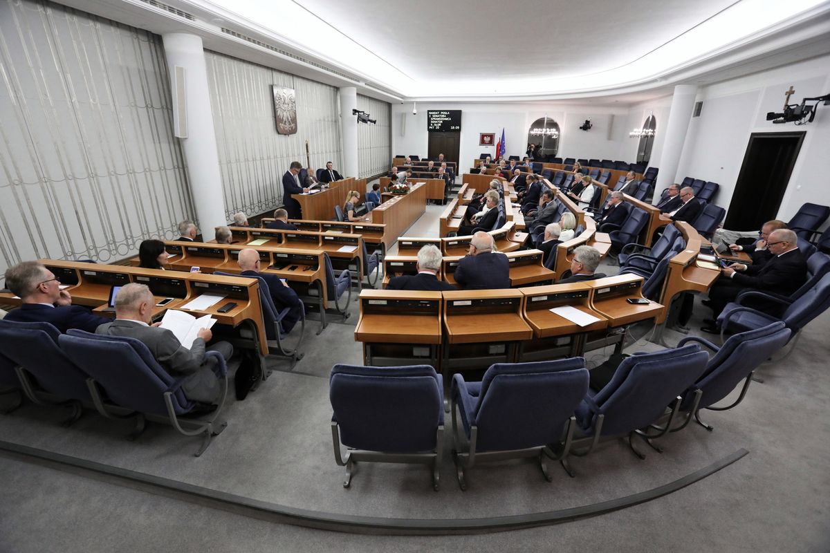 Ustawa 2.0 przyjęta przez Senat. Zaskakująca "trzecia poprawka" o dożywotnim zatrudnieniu bez względu na wynik