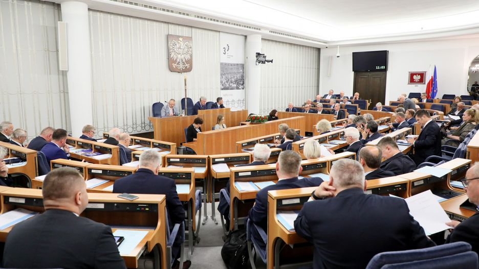 Senat. Andrzej Duda przemawia w przerwie obrad