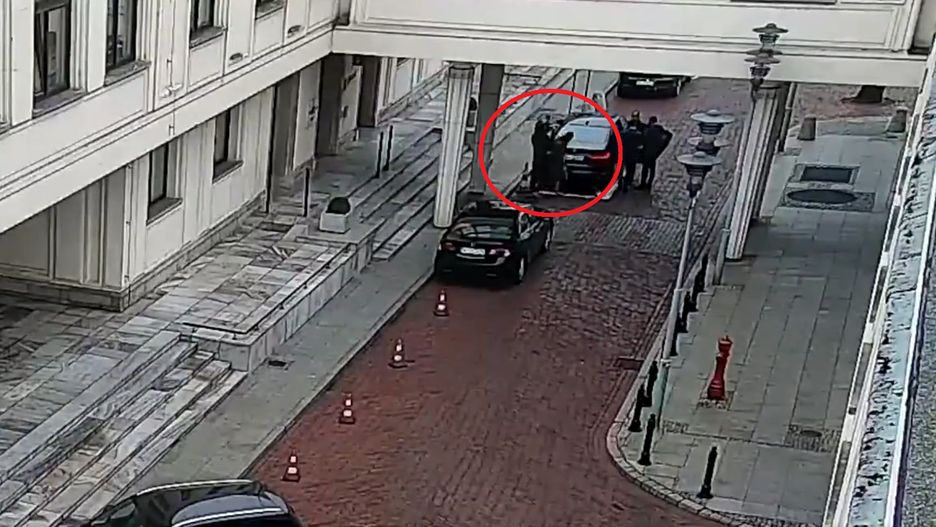 Senat. Uderzono dyrektor gabinetu Tomasza Grodzkiego. Dziennikarze i politycy komentują sytuację