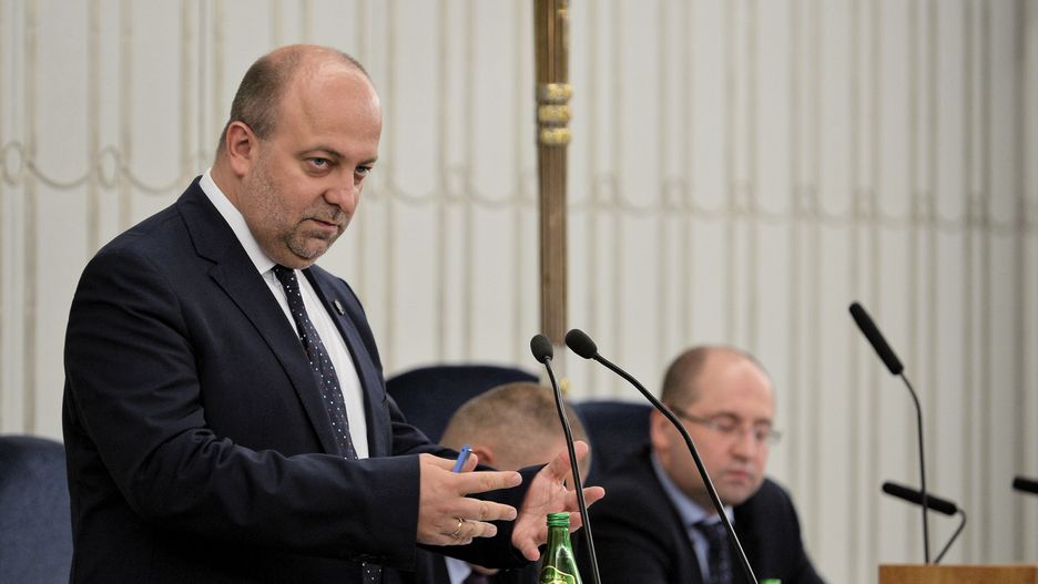 Minister Łukasz Piebiak blisko przez dwie godz. odpowiadał na pytania senatorów.