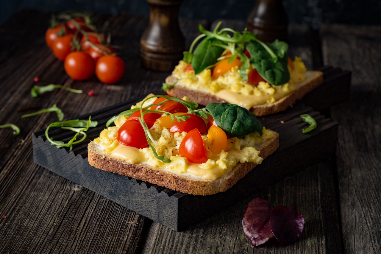 Tost na śniadanie i kolację. Pyszne przepisy na tosty