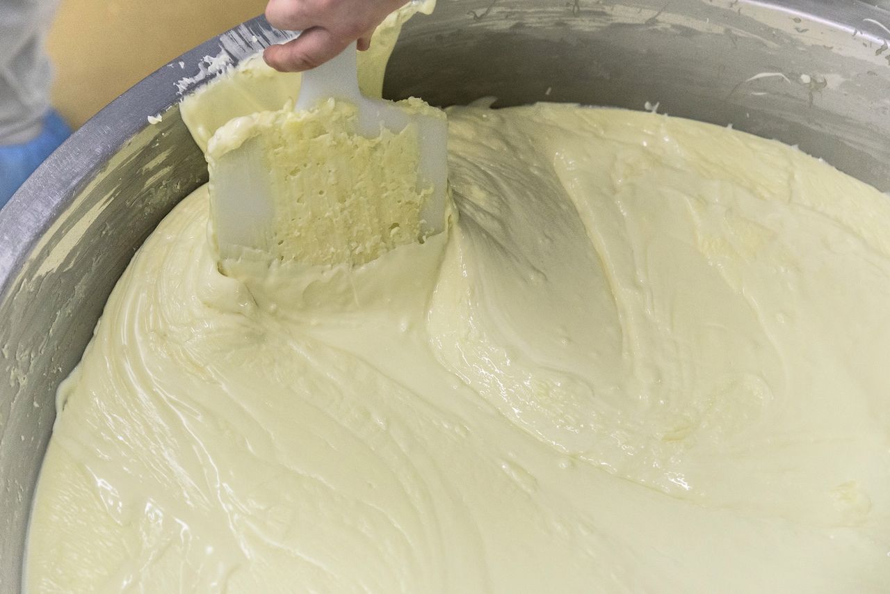 Od szwajcarskiego fondue do hitu na kanapki. Jak powstaje śmietankowy serek topiony
