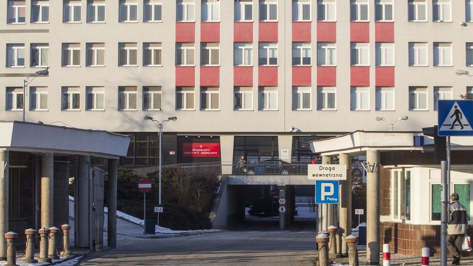 Makabryczne znalezisko przed szpitalem przy ul. Szaserów