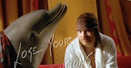 Delfiny, tankowiec i chodzenie po wodzie. Jeden z najdziwniejszych klipów w historii rocka jest dziełem Guns'n'Roses