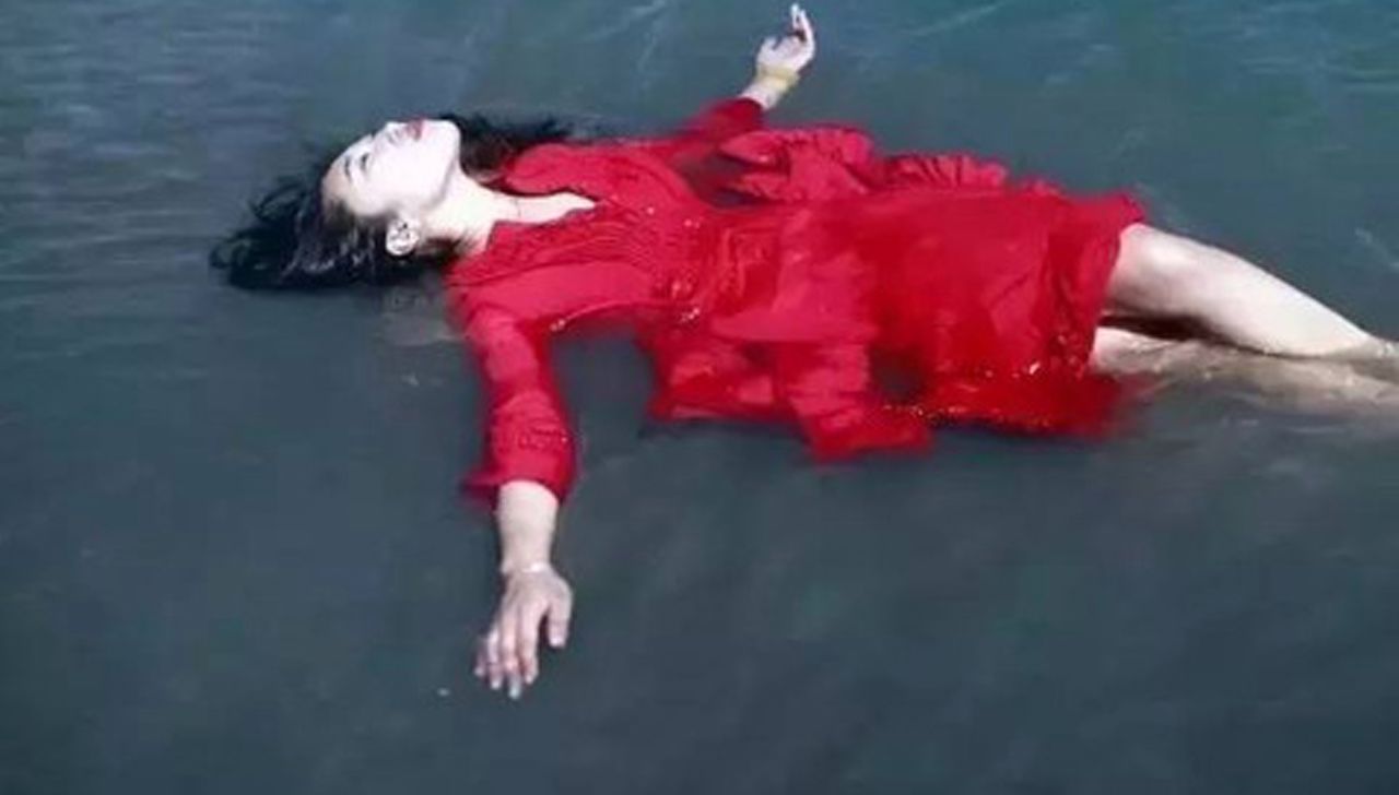 Burza po nagiej sesji w świętym jeziorze