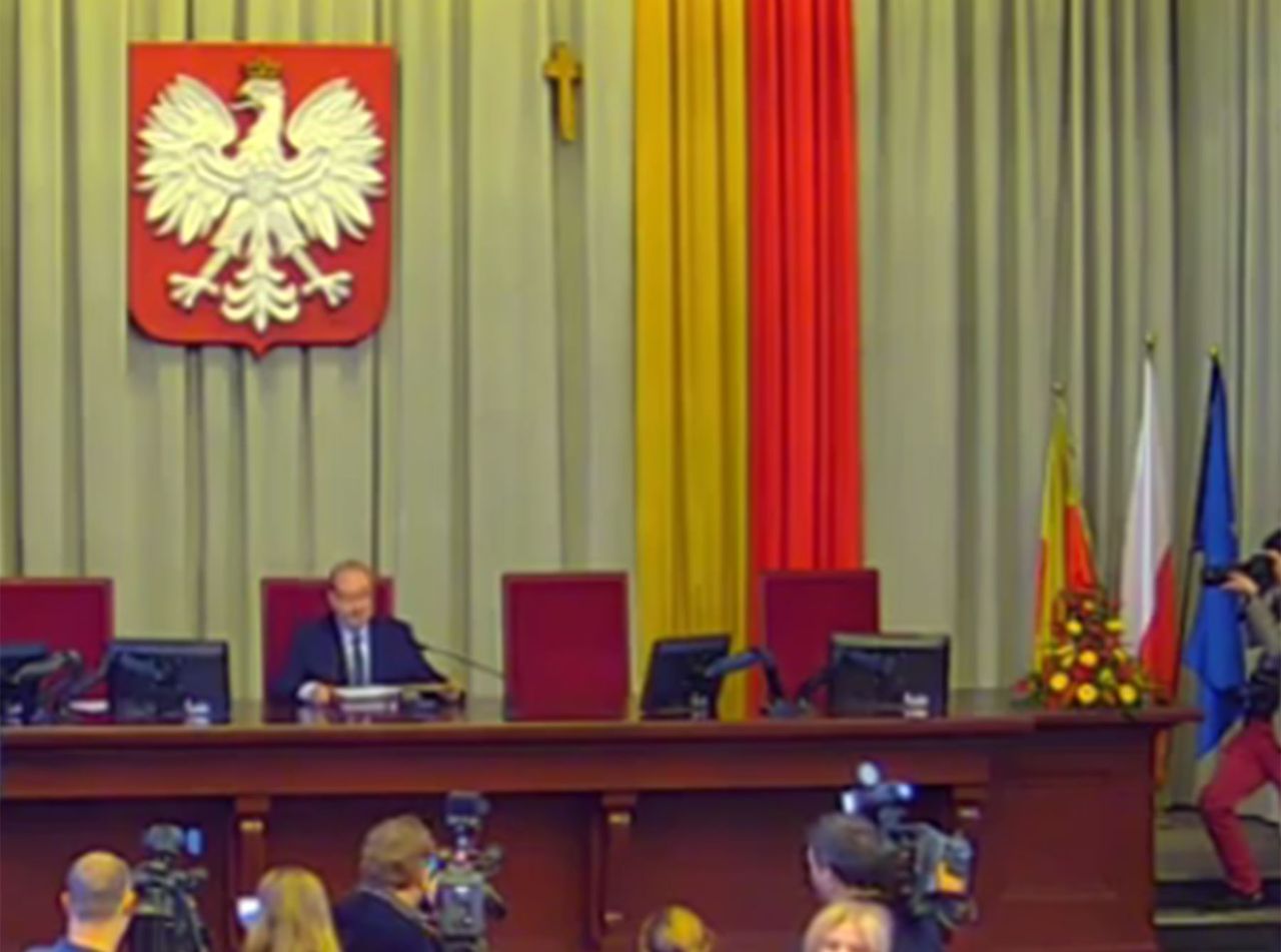 Radni PiS nie przyszli uczcić Adamowicza. "Puste miejsca"