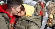 Anna i Robert Lewandowscy z córką w romantycznej sesji na śniegu! Takich pięknych zdjęć w tym roku jeszcze nie było!