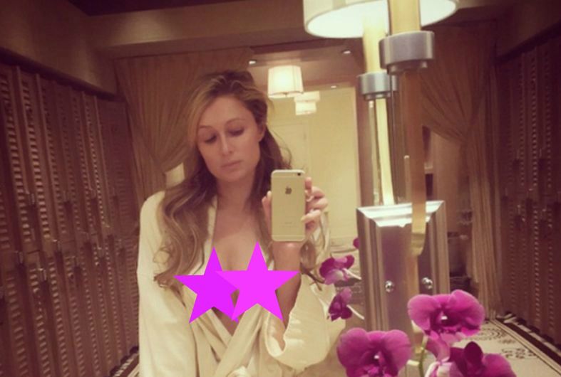 Paris Hilton chwali się biustem