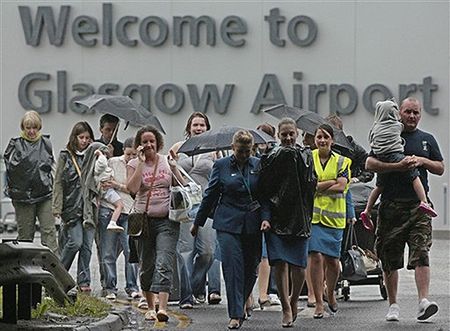 Płonący samochód uderzył w budynek lotniska w Glasgow