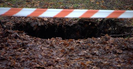Ziemia przy cmentarzu w Trzebini zapadła się drugi dzień z rzędu. Zapadlisko jest jeszcze większe