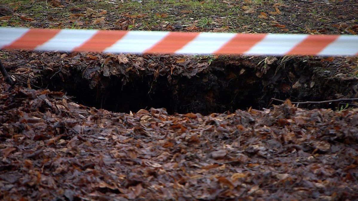 Ziemia przy cmentarzu w Trzebini zapadła się drugi dzień z rzędu. Zapadlisko jest jeszcze większe