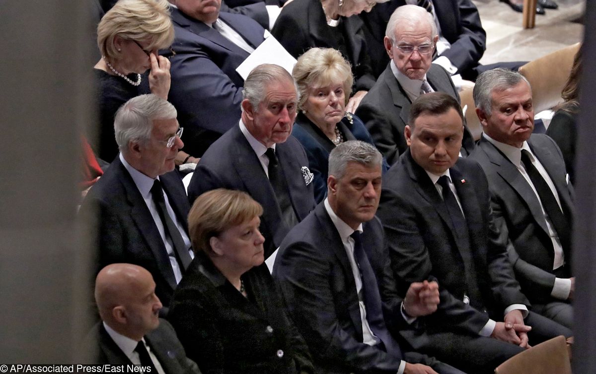 Pogrzeb George'a Busha. Lech Wałęsa jednak z "konstytucją" na piersi