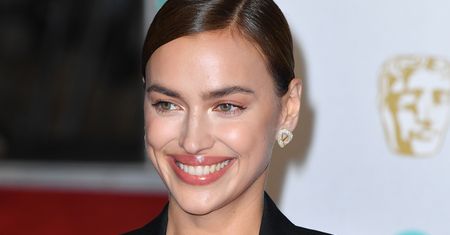Irina Shayk na rozdaniu nagród BAFTA. Narzuciła marynarkę na gołe ciało
