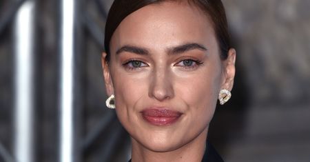 Irina Shayk na samotnym spacerze z córką. Ma nogi do nieba