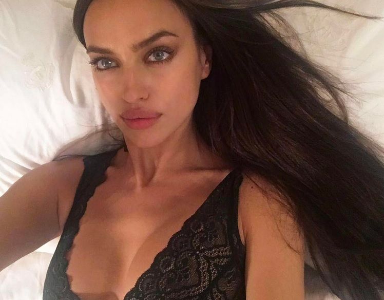 Irina Shayk pokazała swoje ciało niecały miesiąc po porodzie