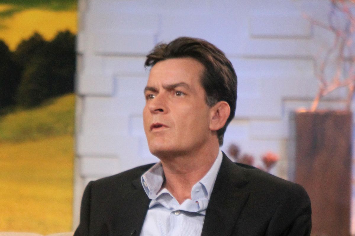 Charlie Sheen bliski bankructwa. Gwiazdor wyprzedaje pamiątki, aby spłacić pozwy sądowe