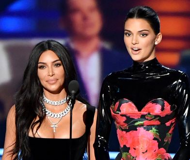 Kim Kardashian i Kendall Jenner wyśmiane na scenie