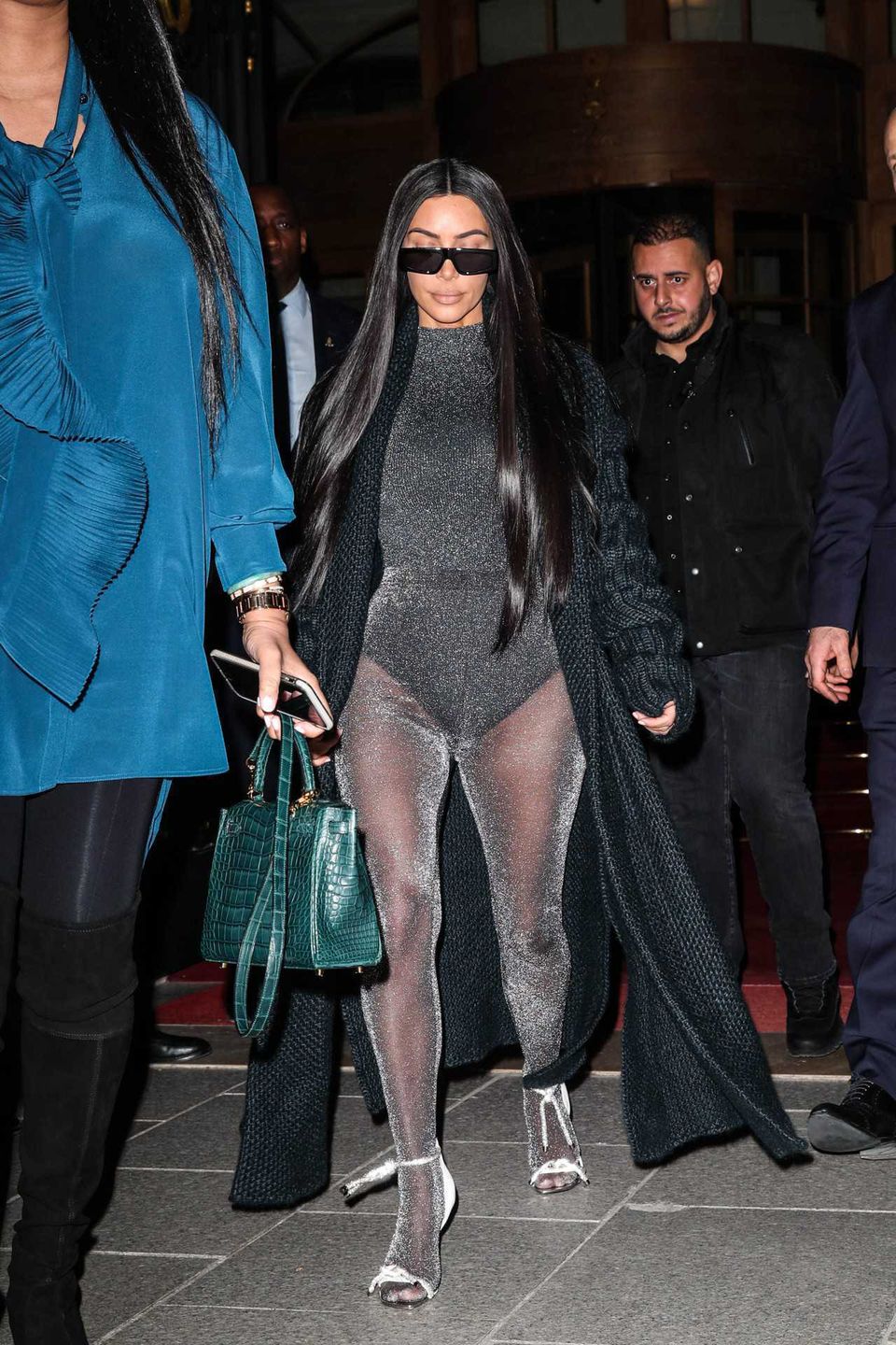 Kim Kardashian w samych rajstopach i body