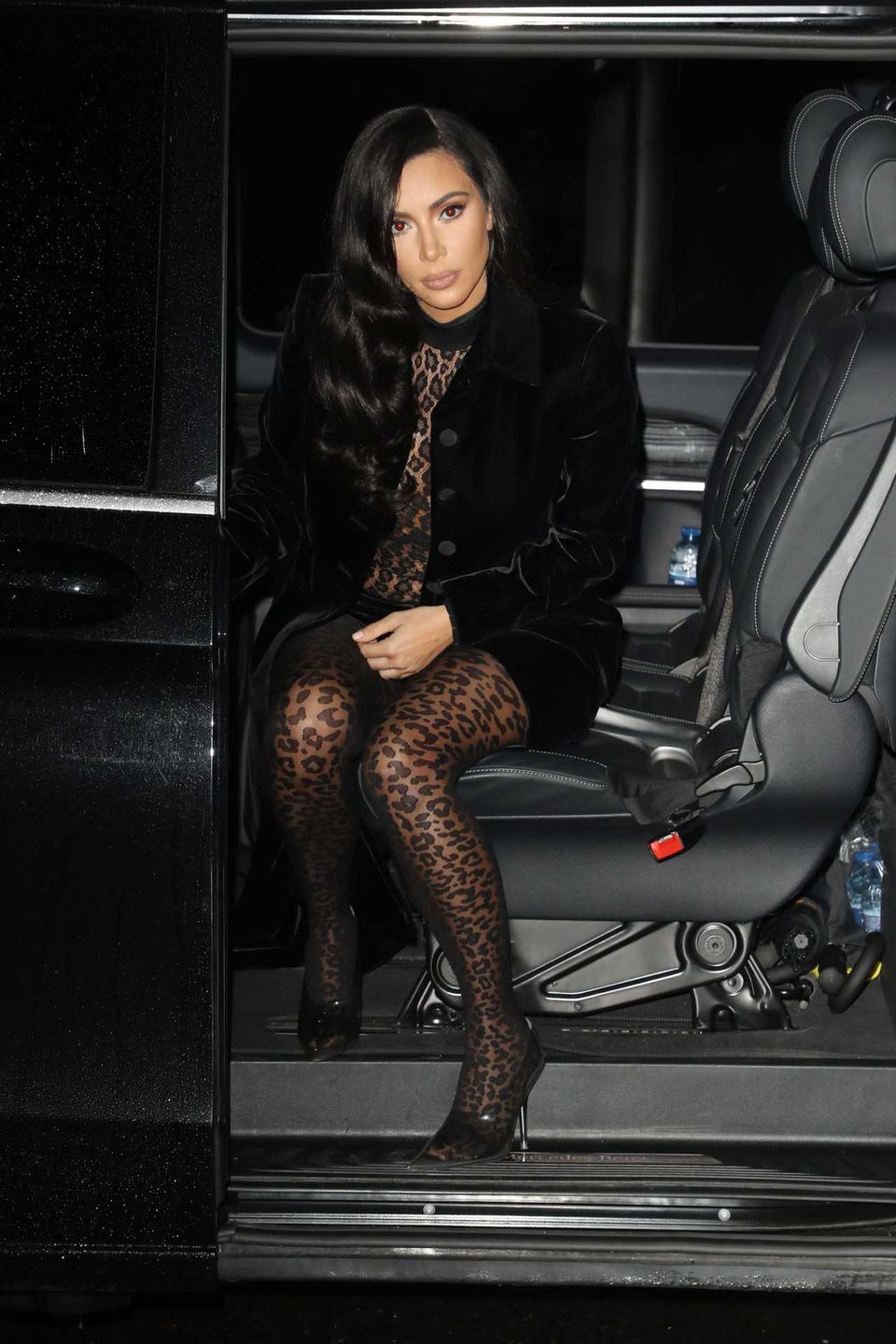 Kim Kardashian w kostiumie w cętki na Paris Fashion Week 2019