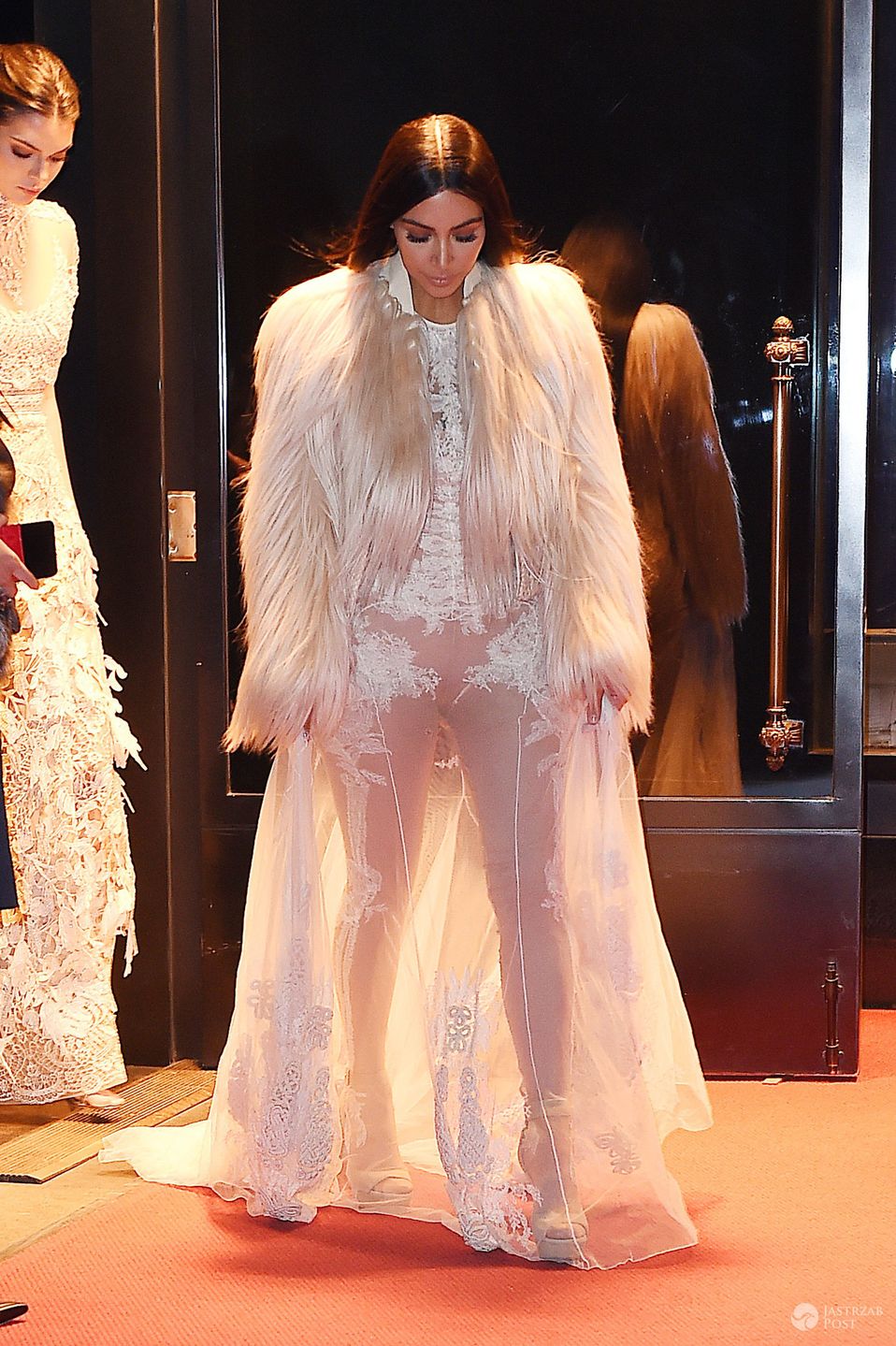 Kim Kardashian i Kendall Jenner w wieczorowych kreacjach