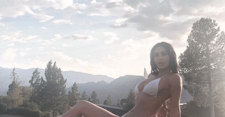 Kim Kardashian reklamuje perfumy w bikini. To ujęcie pokazuje, że nie ma kompleksów na punkcie pupy