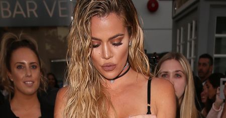 "Zaraz złamiesz jej kark". Internautki rzuciły się, by skrytykować Khloe Kardashian