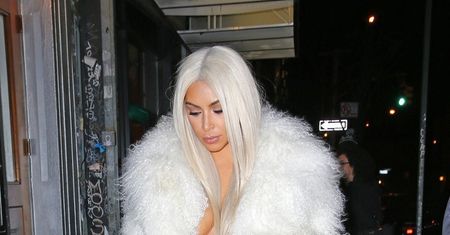 Kim Kardashian znów jest blondynką. Fryzurą odwraca uwagę od krągłości?