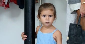 Penelope Disick leży na ziemi i zanosi się płaczem. Co jej się stało?