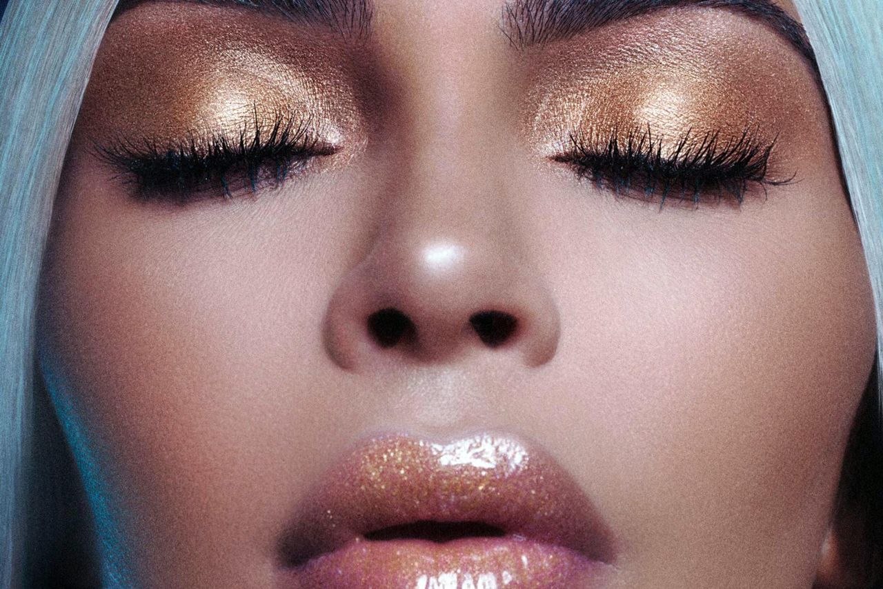Kim Kardashian tym razem przesadziła! Wulgarnie kusi w staniku ledwo zasłaniającym jej sutki
