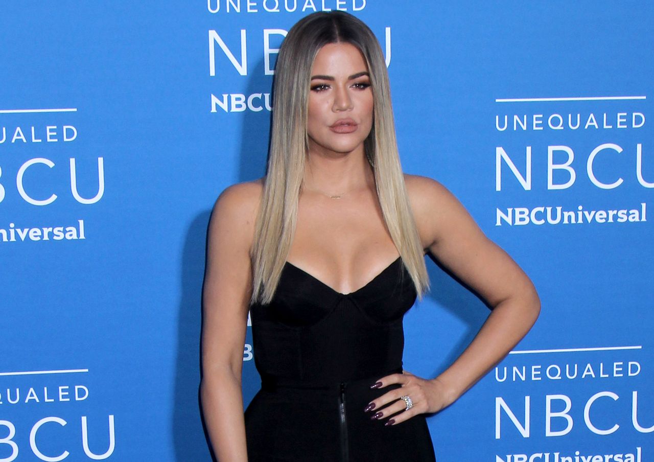 Khloé Kardashian chwali się ciałem po ciąży. Pozuje w skąpym stroju