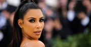 Metamorfoza Kim Kardashian. Szczupła celebrytka pozuje w skąpym bikini
