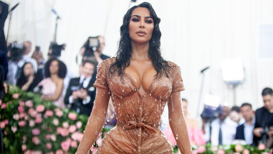 Kim Kardashian została skrytykowana za nienaturalne wcięcie w talii