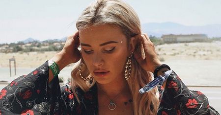 "Wiek do czegoś zobowiązuje". Hejt na Maffashion za pozowanie na samochodzie
