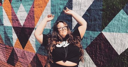 Chciał zmieszać modelkę plus size z błotem. Jej reakcja daje do myślenia