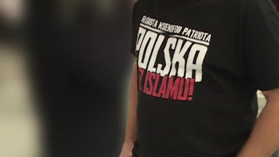 Mężczyzna przyszedł do Sejmu w koszulce z napisem "Rasista, Ksenofob, Patriota. Polska bez Islamu".