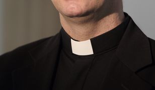 Ofiara księdza pedofila pisze do ministra edukacji narodowej. Chce odebrania duchownemu odznaczenia
