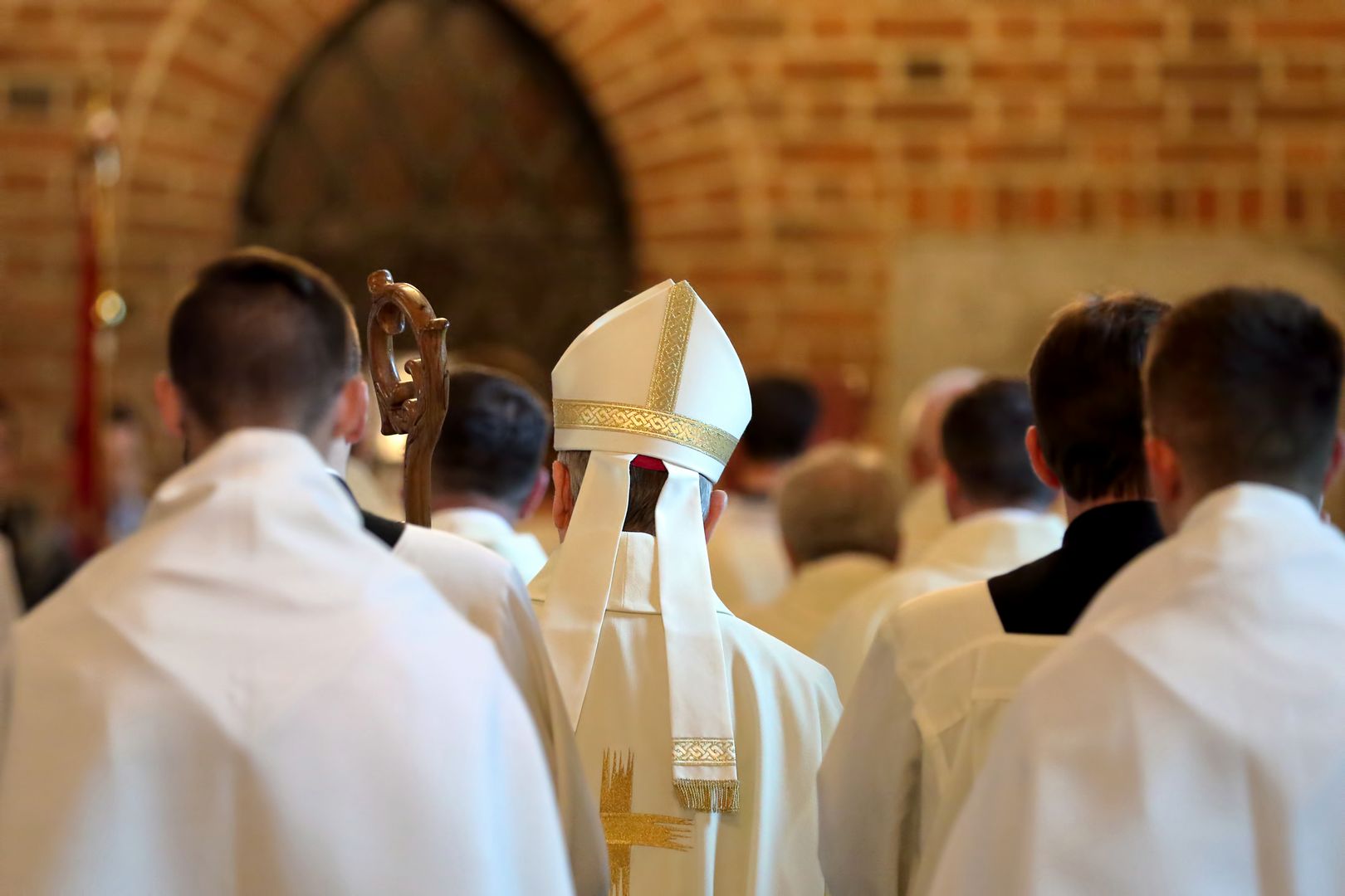 Były ksiądz zdradza, jak się robi karierę w kościele.