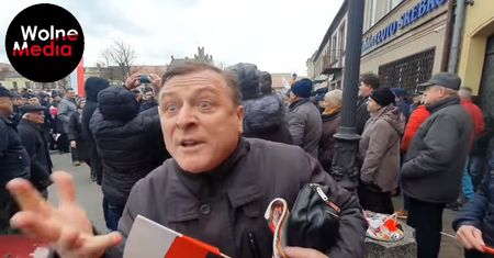 Ksiądz pojawił się na spotkaniu z Dudą. Bronił prezydenta, zwracał uwagę protestującym