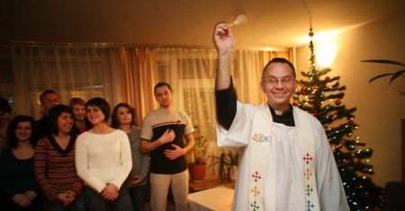 Poradnik dla wiernych podbija sieć. Parafia radzi jak przyjąć księdza po kolędzie