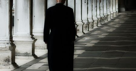 66-letni ksiądz przyznał się do molestowania nastolatki