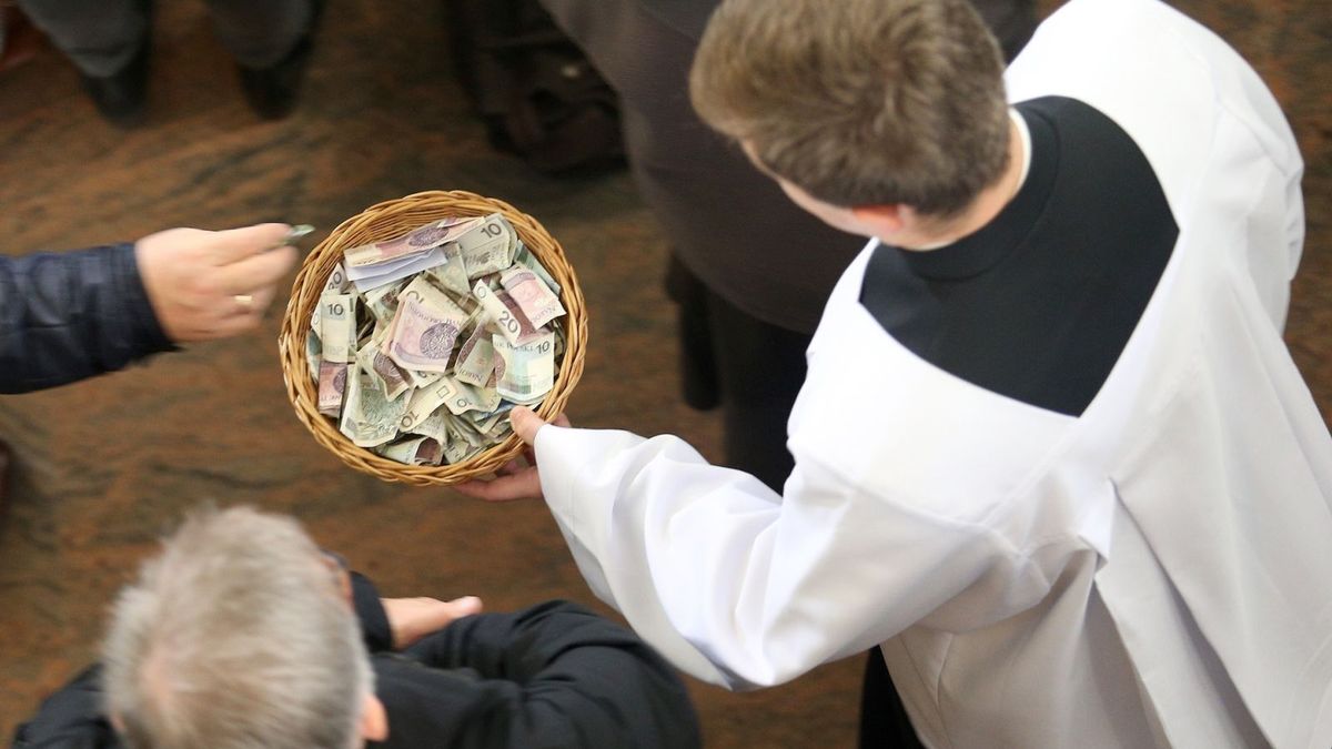 Ksiądz od pieniędzy zebranych na tace podatku nie zapłaci