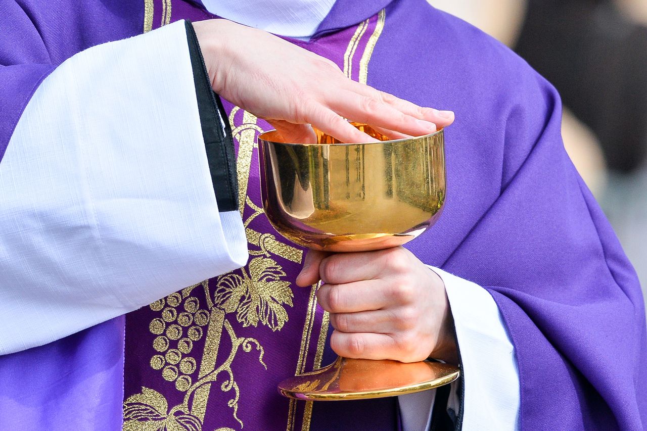 Wydminy. Pijany ksiądz na pogrzebie. Duchowny zabrał głos