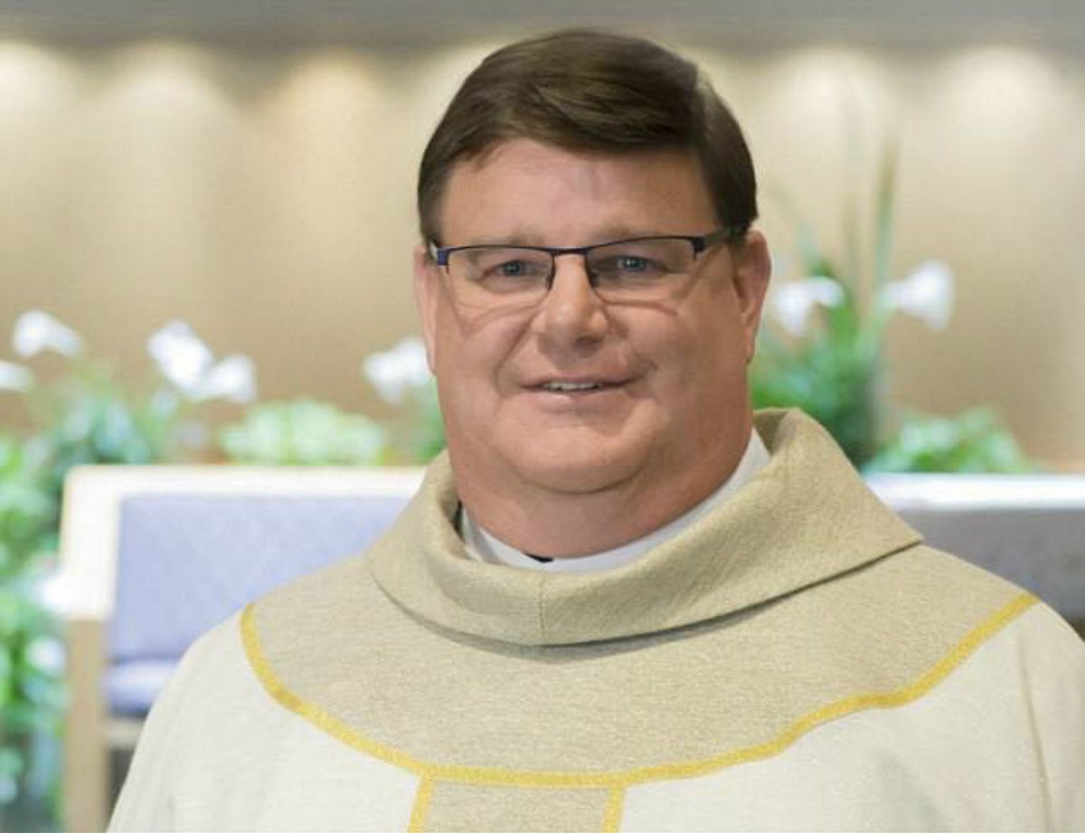 Ksiądz w trakcie mszy wyjawił, że jest gejem. Wierni nagrodzili go brawami 