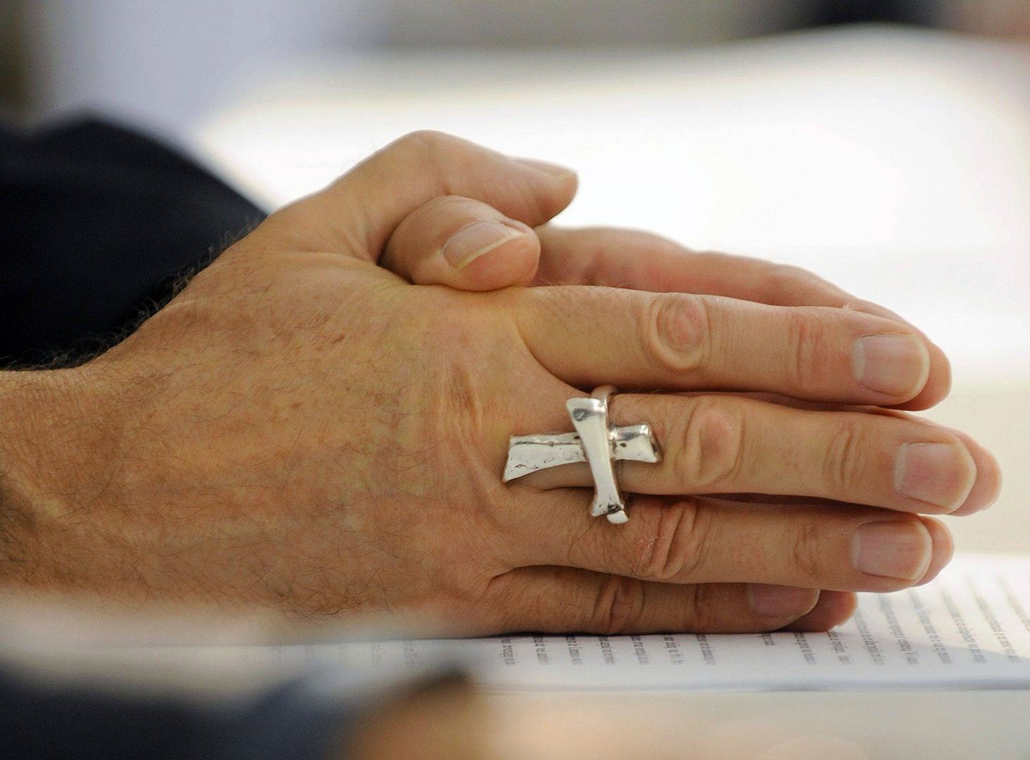 Ksiądz zachęca do całowania duchownych w ręce