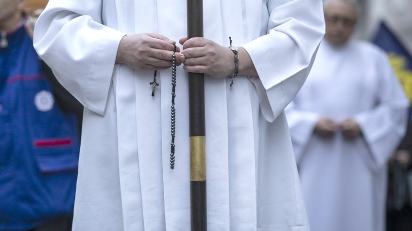 Duchowny podczas mszy. Zdjęcie ilustracyjne