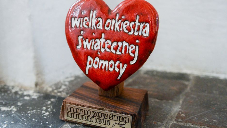 Serduszko WOŚP obok urny z prochami prezydenta Gdańska