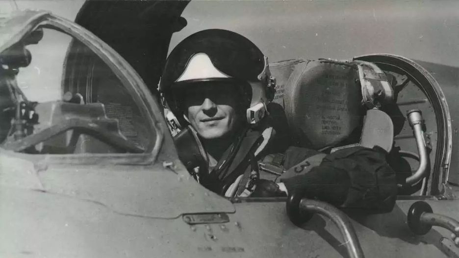 Jacek "Flyshark" Matysiak w kabinie MiG-a-21
